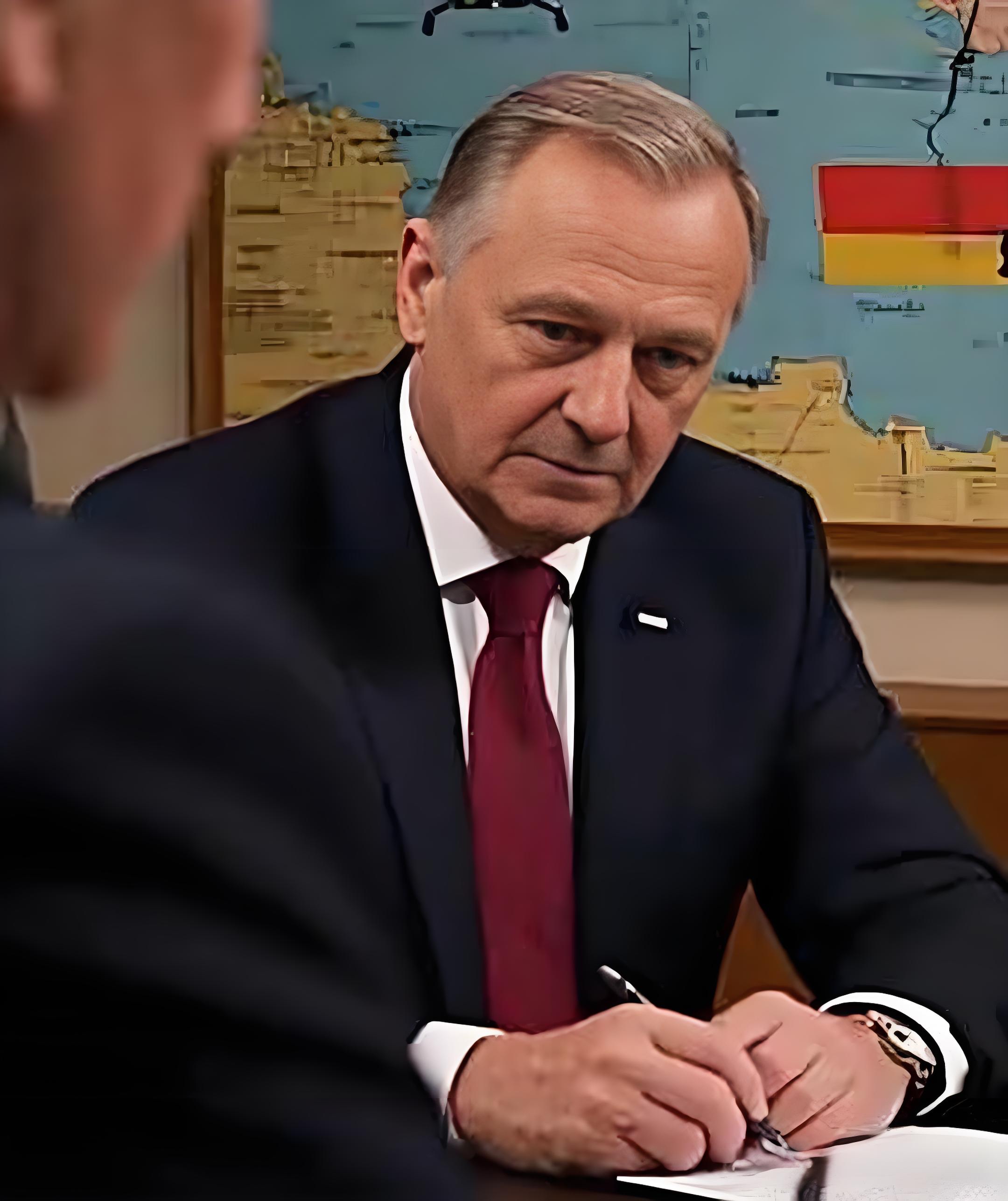 包含冲刺阶段欧超杯传出新动向；多伦多猛龙止住颓势；管理层表态：管理层满意；临场指挥获称赞的词条